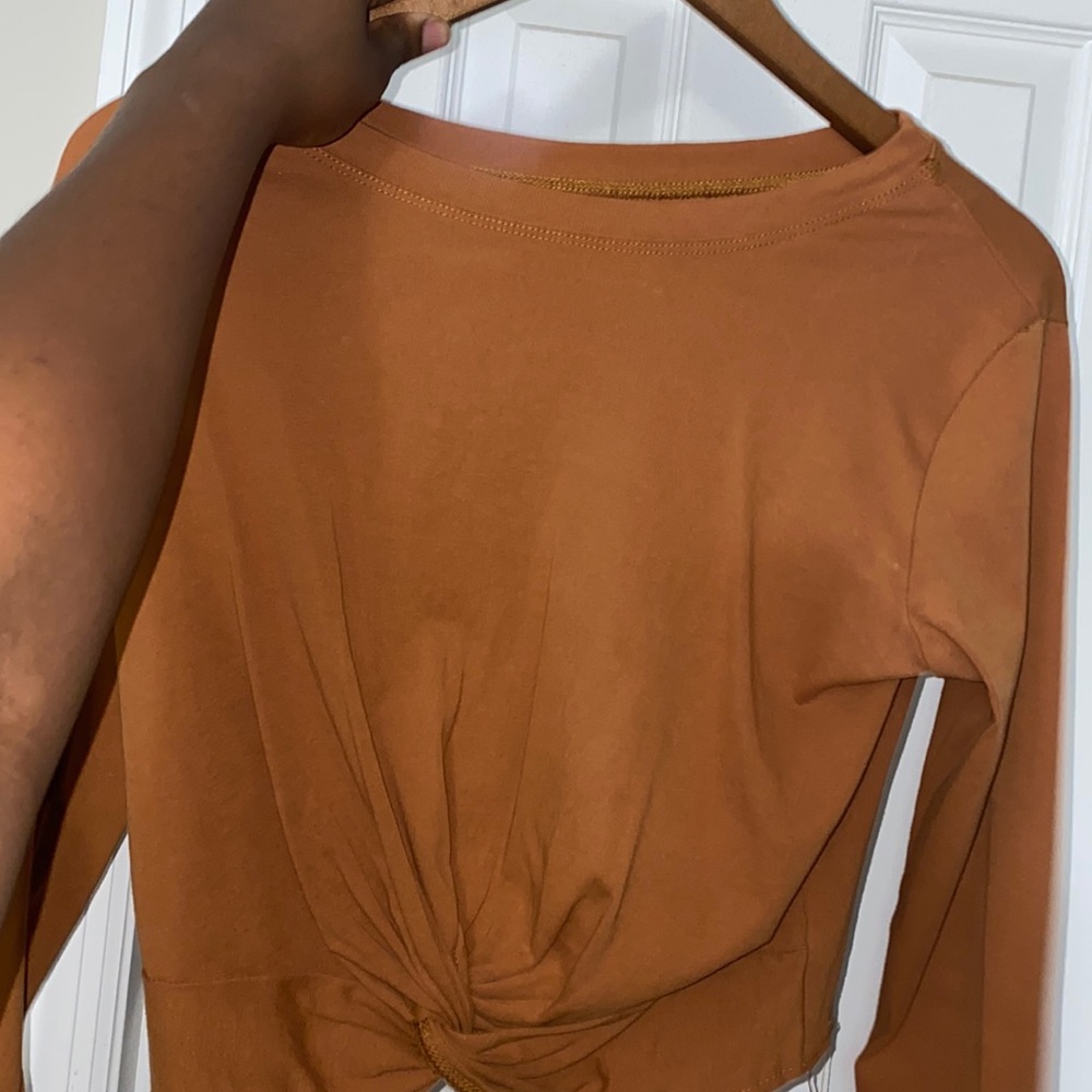 Cropped long sleeve shirt with knot on the front